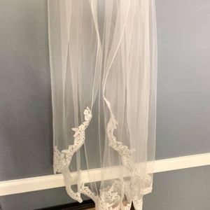 BRAND NEW lace embroidered mid length veil